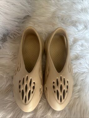 Women’s Slip-On Foam Clog in Beige